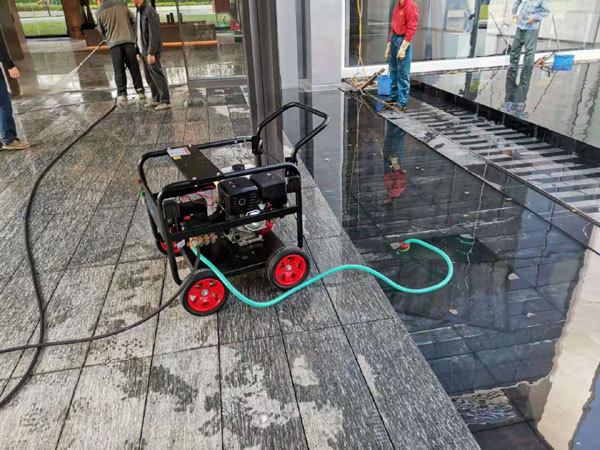 汽油高压清洗机用于武汉某售楼部地面冲洗保洁